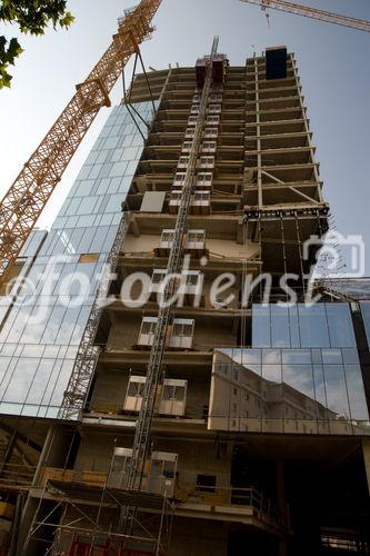 (C)fotodienst/Christopher Ohmeyer
Anlässlich der Dachgleichenfeier am Uniqa Tower sprach Jean Nouvel im Odeon über seine Projekte und bat anschließend im Uniqa-Gebäude zur Pressekonferenz

Fotos: Uniqa Tower
