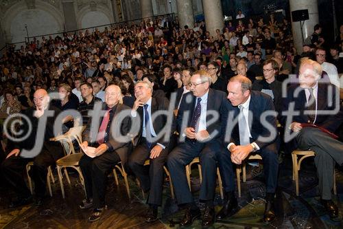 (C)fotodienst/Christopher OhmeyerAnlässlich der Dachgleichenfeier am Uniqa Tower sprach Jean Nouvel im Odeon über seine Projekte und bat anschließend im Uniqa-Gebäude zur PressekonferenzFotos: v.l. Jean Nouvel, Hans Hollein 