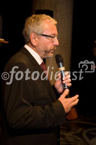 (C)fotodienst/Christopher Ohmeyer
Anlässlich der Dachgleichenfeier am Uniqa Tower sprach Jean Nouvel im Odeon über seine Projekte und bat anschließend im Uniqa-Gebäude zur Pressekonferenz

Fotos: Rudi Schicker
