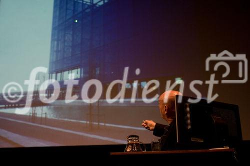 (C)fotodienst/Christopher OhmeyerAnlässlich der Dachgleichenfeier am Uniqa Tower sprach Jean Nouvel im Odeon über seine Projekte und bat anschließend im Uniqa-Gebäude zur PressekonferenzFotos: Jean Nouvel und eines seiner Projekte