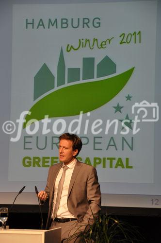 Hamburgs Tourismus-Direktor Thorsten Tschiner referierte an der 5. City Challenge für mehr Nachhaltigkeit im Tourismus und zeigt die Wertschöpfungskette für die European Green CApital 2011 Stadt auf