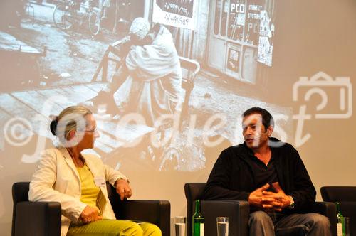 Blickpunkt Afghanistan: Journalismus in Krisengebieten: Podiumsdiskussion aus Politik/Recht und Medien/Kommunikation. Der Fotograf Zalmaï Ahad präsentiert seinen in Zusammenarbeit mit Reporter ohne Grenzen (Sektion Schweiz) entstandenen neuen Fotoband mit Bildern aus Afghanistan. Im Anschluss diskutieren, unter der Leitung von Roy Oppenheim, Ulrich Tilgner, Eric Gujer und Albert A. Stahel über die eingeschränkte Unabhängigkeit von Journalismus in Krisengebieten.
Focus Press freedom in Afghanistan and conflict areas around the world: a plenum-discussion organised by „Reporter ohne Grenzen“, with war-photographer Zalmaï Ahad in Zürich at NZZ with Roy Oppenheim, Ulrich Tilgner, Eric Gujer und Albert A. Stahel about the difficult situation for war-reporters and photographers. 
