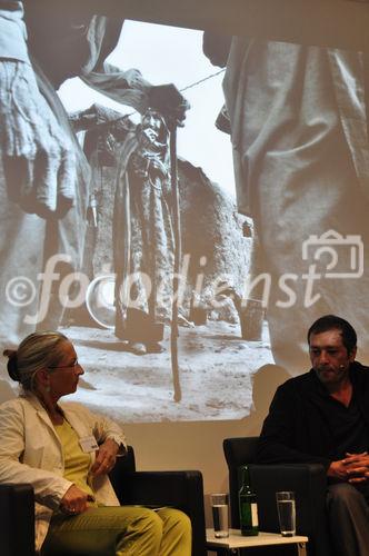 Blickpunkt Afghanistan: Journalismus in Krisengebieten: Podiumsdiskussion aus Politik/Recht und Medien/Kommunikation. Der Fotograf Zalmaï Ahad präsentiert seinen in Zusammenarbeit mit Reporter ohne Grenzen (Sektion Schweiz) entstandenen neuen Fotoband mit Bildern aus Afghanistan. Im Anschluss diskutieren, unter der Leitung von Roy Oppenheim, Ulrich Tilgner, Eric Gujer und Albert A. Stahel über die eingeschränkte Unabhängigkeit von Journalismus in Krisengebieten.
Focus Press freedom in Afghanistan and conflict areas around the world: a plenum-discussion organised by „Reporter ohne Grenzen“, with war-photographer Zalmaï Ahad in Zürich at NZZ with Roy Oppenheim, Ulrich Tilgner, Eric Gujer und Albert A. Stahel about the difficult situation for war-reporters and photographers. 
