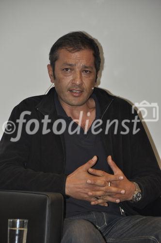 Blickpunkt Afghanistan: Journalismus in Krisengebieten: Podiumsdiskussion aus Politik/Recht und Medien/Kommunikation. Der Fotograf Zalmaï Ahad präsentiert seinen in Zusammenarbeit mit Reporter ohne Grenzen (Sektion Schweiz) entstandenen neuen Fotoband mit Bildern aus Afghanistan. Im Anschluss diskutieren, unter der Leitung von Roy Oppenheim, Ulrich Tilgner, Eric Gujer und Albert A. Stahel über die eingeschränkte Unabhängigkeit von Journalismus in Krisengebieten.
Focus Press freedom in Afghanistan and conflict areas around the world: a plenum-discussion organised by „Reporter ohne Grenzen“, with war-photographer Zalmaï Ahad in Zürich at NZZ with Roy Oppenheim, Ulrich Tilgner, Eric Gujer und Albert A. Stahel about the difficult situation for war-reporters and photographers. 
