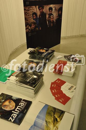 Blickpunkt Afghanistan: Journalismus in Krisengebieten: Podiumsdiskussion aus Politik/Recht und Medien/Kommunikation. Der Fotograf Zalmaï Ahad präsentiert seinen in Zusammenarbeit mit Reporter ohne Grenzen (Sektion Schweiz) entstandenen neuen Fotoband mit Bildern aus Afghanistan. Im Anschluss diskutieren, unter der Leitung von Roy Oppenheim, Ulrich Tilgner, Eric Gujer und Albert A. Stahel über die eingeschränkte Unabhängigkeit von Journalismus in Krisengebieten.Focus Press freedom in Afghanistan and conflict areas around the world: a plenum-discussion organised by „Reporter ohne Grenzen“, with war-photographer Zalmaï Ahad in Zürich at NZZ with Roy Oppenheim, Ulrich Tilgner, Eric Gujer und Albert A. Stahel about the difficult situation for war-reporters and photographers. 