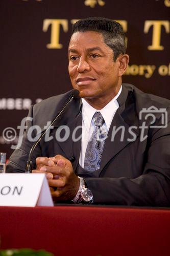 (C) fotodienst/Anna Rauchenberger - Wien 08.09.2009 - Heute fand im Rathaus in Wien die Pressekonferenz zu 'The Tribute In Memory of Michale Jackson' statt. Im Rahmen des Konzertes zu Ehren des am 25. Juni 2009 überraschend verstorbenen Sängers, das am 26. September 2009 vor dem Schloss Schönbrunn vor 65 000 Menschen stattfinden wird, werden zahlreiche internationale Stars Songs  von Michael Jackson interpretieren. FOTO:  Jermaine Jackson, Bruder von Michael Jackson, Initiator und Co-Produzent des Tribute Concerts