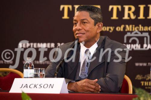 (C) fotodienst/Anna Rauchenberger - Wien 08.09.2009 - Heute fand im Rathaus in Wien die Pressekonferenz zu 'The Tribute In Memory of Michale Jackson' statt. Im Rahmen des Konzertes zu Ehren des am 25. Juni 2009 überraschend verstorbenen Sängers, das am 26. September 2009 vor dem Schloss Schönbrunn vor 65 000 Menschen stattfinden wird, werden zahlreiche internationale Stars Songs  von Michael Jackson interpretieren. FOTO:  Jermaine Jackson, Bruder von Michael Jackson, Initiator und Co-Produzent des Tribute Concerts