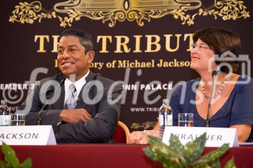 (C) fotodienst/Anna Rauchenberger - Wien 08.09.2009 - Heute fand im Rathaus in Wien die Pressekonferenz zu 'The Tribute In Memory of Michale Jackson' statt. Im Rahmen des Konzertes zu Ehren des am 25. Juni 2009 überraschend verstorbenen Sängers, das am 26. September 2009 vor dem Schloss Schönbrunn vor 65 000 Menschen stattfinden wird, werden zahlreiche internationale Stars Songs  von Michael Jackson interpretieren. FOTO v.l.:  Jermaine Jackson, Bruder von Michael Jackson, Initiator und Co-Produzent des Tribute Concerts, Renate Brauner, Vizebürgermeisterin Wien.