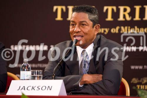 (C) fotodienst/Anna Rauchenberger - Wien 08.09.2009 - Heute fand im Rathaus in Wien die Pressekonferenz zu 'The Tribute In Memory of Michale Jackson' statt. Im Rahmen des Konzertes zu Ehren des am 25. Juni 2009 überraschend verstorbenen Sängers, das am 26. September 2009 vor dem Schloss Schönbrunn vor 65 000 Menschen stattfinden wird, werden zahlreiche internationale Stars Songs  von Michael Jackson interpretieren. FOTO:  Jermaine Jackson, Bruder von Michael Jackson, Initiator und Co-Produzent des Tribute Concerts