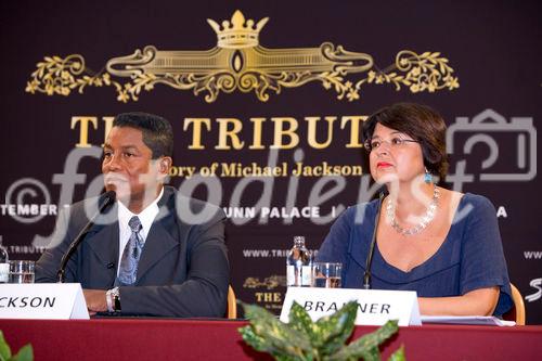 (C) fotodienst/Anna Rauchenberger - Wien 08.09.2009 - Heute fand im Rathaus in Wien die Pressekonferenz zu 'The Tribute In Memory of Michale Jackson' statt. Im Rahmen des Konzertes zu Ehren des am 25. Juni 2009 überraschend verstorbenen Sängers, das am 26. September 2009 vor dem Schloss Schönbrunn vor 65 000 Menschen stattfinden wird, werden zahlreiche internationale Stars Songs  von Michael Jackson interpretieren. FOTO v.l.:  Jermaine Jackson, Bruder von Michael Jackson, Initiator und Co-Produzent des Tribute Concerts, Renate Brauner, Vizebürgermeisterin Wien.