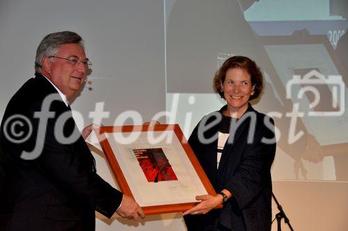 IKRK-Vizepräsidentin Christine Beerli durfte den Prix des Generations von World Demographic & Ageing Forum VR-Präsident Sven Hofmann entgegennehmen. Sven Hofmann hands over the Prix des Generation to ICRC-vice president Christine Beerli at the Campus in St. Gallen.