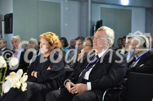 Christine Beerli; IKRK-Vizepräsidentin und Sven Hofmann, Präsident des World Demographic Forum an der Prix des Generations Preisverleihung im HSG-CAmpus St. Gallen