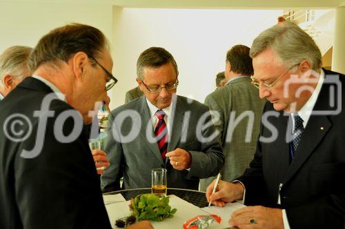 Sven Hofmann, Präsident des World Demographic & Ageing Forum anlässlich der Preisverleihung Prix des Generations an das IKRK mit Gästen beim Apéro im Campus St. Gallen. 