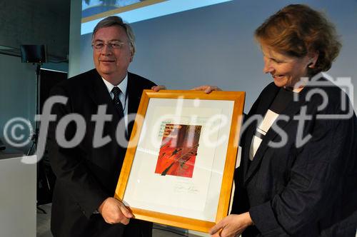 IKRK-Vizepräsidentin Christine Beerli durfte den Prix des Generations von World Demographic & Ageing Forum Präsident of the Board of Trustees Sven Hofmann entgegennehmen. ICRC-vice president Christine Beerli receives the Prix des Generation from the World Demographic & Ageing Forum President oft he board of Trustees Sven Hofmann.