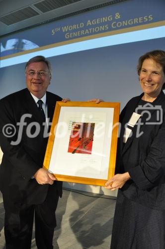 Sven Hofmann, President of the World Demographic & Ageing Forum, übergibt Christine Beerli, IKRK-Vizepräsidentin den Prix des Generation. Sven Hofmann hands over the Prix des Generation to ICRC-vice president Christine Beerli at the Campus in St. Gallen.