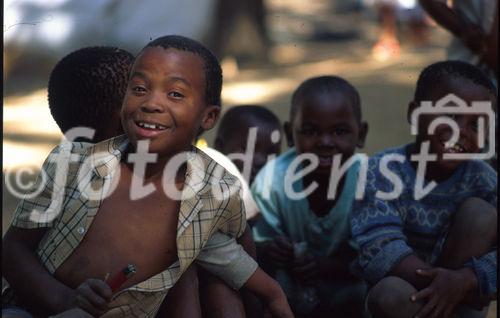 Südafrikanische Flüchtlingskinder im Margate Camp des IKRK. Opfer des südafrikanischen Bürgerkrieges zwischen ANC- und IFP-Mitgliedern. South African refugie-children at Margate refugie-camp. Victims of the ANC-IFP-civil war. 