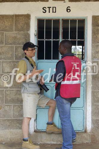 Der Zürcher Kriegsfotograf Gerd Müller informiert sich vor Ort beim Rot Kreuz Kenya über die Situation der Flüchtlinge,. Noch immer leben über 100'000 Vertriebene in den IKRK-Flüchtlingscamps. 
Swiss War-photographer Gerd Müller getting a picture from the ethnic clashes in Kenyas Rift Valley, visiting ICRC and Kenya Red Cross Mission in Eldoret