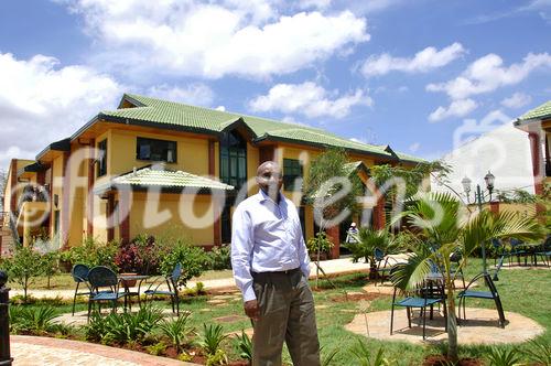 Dr. James Kisia, Kenya Red Cross deputy secretary general  in front of the only Red Cross Hotel in the world, which is in Nairobi. Kenya Red CrossVizegeneralsekretär Dr. James Kisia vor dem weltweit einzigen Rot-Kreuz-Hotel in Nairobi