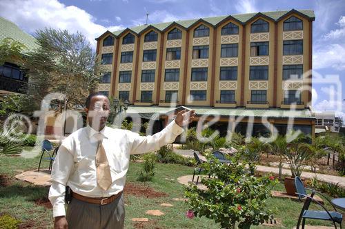 The Hotel Director of the only Red Cross Hotel. Der Hoteldirektor des weltweit einzigen Rot-Kreuz Hotels in Nairobi