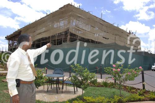 The Hotel Director of the only Red Cross Hotel. Der Hoteldirektor des weltweit einzigen Rot-Kreuz Hotels in Nairobi