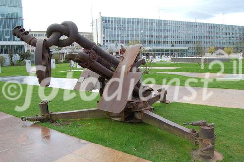 Das Anti-Kriegsdenkmal vor dem Palais/ Hauptsitz der Vereinten Nationen in Genf. Anti-war memorial in front of the UN-Headquarter in Geneva. 