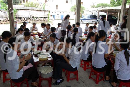 Junge vietnamesische Kriesopfer des US-Dioxin-Einsatzes, die in einer privaten Behindertenwerkstätte nahe Halong Bay arbeiten und versorgt werden. 