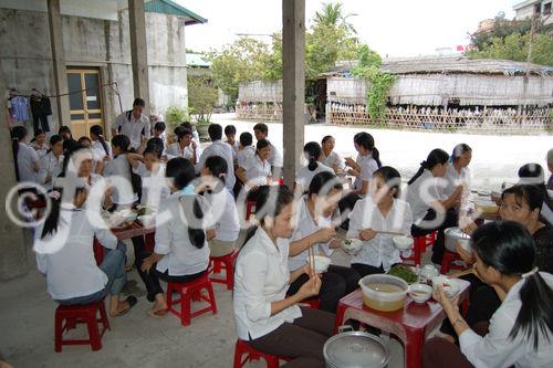 Vietnam-Kriegs-Opfer von Minen und 'Clock Work Orange'-Einsätzen arbeiten in einem privat organisierten Zentrum (beim Mittagessen) für diese traumatisierten und behinderten jungen Leute die hier Kunsthandwerk, Mode, Bekleidung, Schuhe, Teller, Souvenirs, Bilder, Malerei, verarbeiten und herstellen. 

Vietnam-war handicaped center between Hanoi and Halong Bay, where young vietnamese
people are having a chance to be integrated in a privat social work aim program where they
produce local art, fashion, design, shows, accessiores. Here, they are having lunch together.
