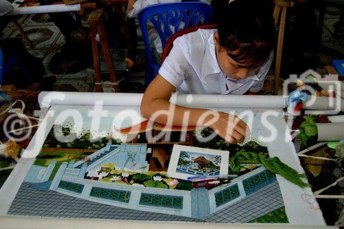 Junge vietnamesische Kriesopfer des US-Dioxin-Einsatzes, die in einer privaten Behindertenwerkstätte nahe Halong Bay arbeiten und versorgt werden. 