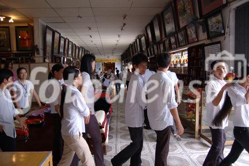 Junge vietnamesische Kriesopfer des US-Dioxin-Einsatzes, die in einer privaten Behindertenwerkstätte nahe Halong Bay arbeiten und versorgt werden. 