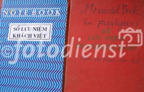 War Memorial Son My, where US Soldiers killed 503 innocent people in a massacre. Most of them where childrens. Kriegsdenkmal Son My, wo die US-Truppen in einem
Massaker 503 Personen töteten. Im Bild das Besucher-Buch, in dem die 
Besucherinnen ihre Eindrücke niederschreiben. 