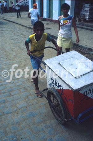 Weitverbreitete Armut und Kinderarbeit: Brasilianischer Strassenjunge. brazilian street-boy, poverty, 