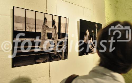 Die mit Hilfe des IKRK und der Foto-Agentur VII realisierte Ausstellung im Zwinglihaus beim Grossmünster läuft noch bis zum 3. September. Der Film „Warfotographer“ wird am 27. August um 19.00 Uhr gezeigt. With the help oft he ICRC and the war-photographer-agency VII the Kulturhaus Helferei shows images and the movie Warphotographer“ from Christian Frei until 3rd of september in Zürich near Grossmünster