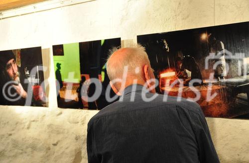 Die mit Hilfe des IKRK und der Foto-Agentur VII realisierte Ausstellung im Zwinglihaus beim Grossmünster läuft noch bis zum 3. September. Der Film „Warfotographer“ wird am 27. August um 19.00 Uhr gezeigt. With the help oft he ICRC and the war-photographer-agency VII the Kulturhaus Helferei shows images and the movie Warphotographer“ from Christian Frei until 3rd of september in Zürich near Grossmünster