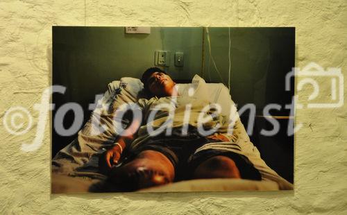 Die mit Hilfe des IKRK und der Foto-Agentur VII realisierte Ausstellung im Zwinglihaus beim Grossmünster läuft noch bis zum 3. September. Der Film „Warfotographer“ wird am 27. August um 19.00 Uhr gezeigt. With the help oft he ICRC and the war-photographer-agency VII the Kulturhaus Helferei shows images and the movie Warphotographer“ from Christian Frei until 3rd of september in Zürich near Grossmünster