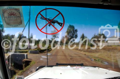 Peace mission: Red Cross Car shows no weapons sign. Das Rot-Kreuz Fahrzeug hat einen 