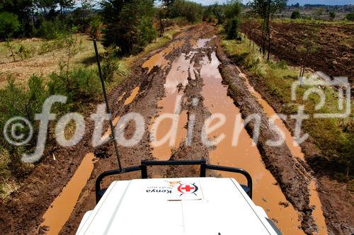 Kenya Red Cross Mission Eldoret: Dirty roads and sometimes bloody work. bad condition and trouble-shooting everywhere. Rot-Kreuz Kenya; Eldoret-Mission. Schlechte Straßen erschweren die Hilfe für die Flüchtlinge.