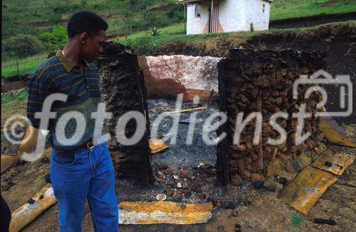 Die abgefackelte Hütte eines südafrikanischen Bauern, der im Bürgerkriegs-Konflikt zwischen ANC und IFP zum Opfer und Vertriebenen wurde