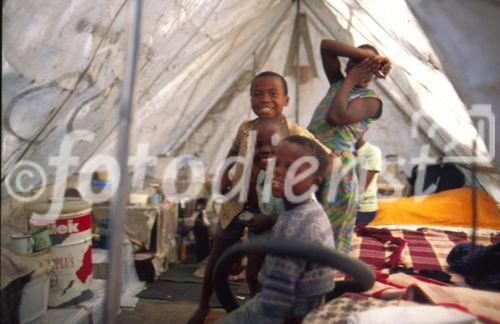 Ein IKRK-Delegierter sorgt sich in einem afrikanischen Flüchtlingscamp um die vom Bürgerkrieg Vertriebenen