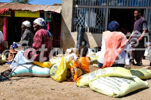 Erbärmliche Lage: Noch immer leben über 100'000 Vertriebene in den Flüchtlingscamps, die nur notdürftig vom Kenya Red Cross und IKRC/ICRC versorgt werden können. Die Dürrekatastrophen und die hohe Malaria-Infektion machen den Kenyanern zusätzlich zu schaffen. 