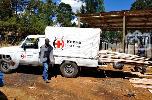 IKRK/ICRC Aufbauarbeit in der Rot-Kreuz-Mission in Eldoret im Rift Valley, wo noch immer über 100'000 Vertriebene in Flüchtligscamps leben. 