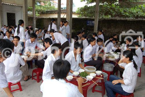 Junge vietnamesische Kriesopfer des US-Dioxin-Einsatzes, die in einer privaten Behindertenwerkstätte nahe Halong Bay arbeiten und versorgt werden. 