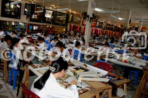 Vietnam-Kriegs-Opfer von Minen und 'Clock Work Orange'-Einsätzen arbeiten in einem privat organisierten Zentrum (beim Mittagessen) für diese traumatisierten und behinderten jungen Leute die hier Kunsthandwerk, Mode, Bekleidung, Schuhe, Teller, Souvenirs, Bilder, Malerei, verarbeiten und herstellen. 

Vietnam-war handicaped center between Hanoi and Halong Bay, where young vietnamese
people are having a chance to be integrated in a privat social work aim program where they
produce local art, fashion, design, shows, accessiores. Here, they are having lunch together.
