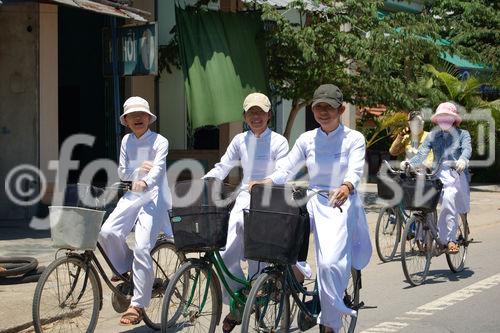 Vietnam: Junge Schülerinnen und Schüler mit dem Fahrrad auf dem Heimweg, Straßen-Verkehr, Mädchen, Buben, Knaben, Schule, Schulweg, 