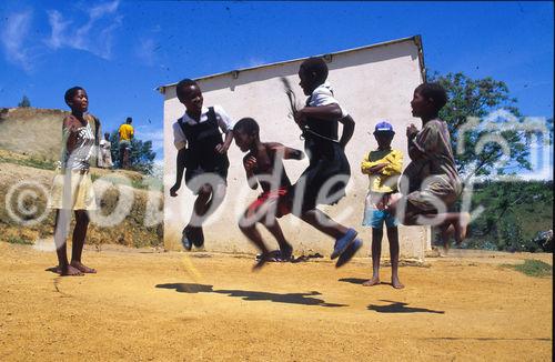 Opfer des südafrikanischen Bürgerkriegs: Südafrikanische Flüchtlingskinder im IKRK-Camp in Margate. Victims of South Africas civil war: refugie-children playing. 