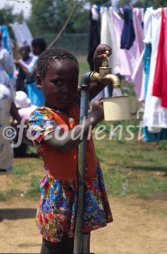 Durstendes südafrikanisches Flüchtlingskind im IKRK-Camp
refugie-child having thirst in the Margate refugie camp of the ICRC