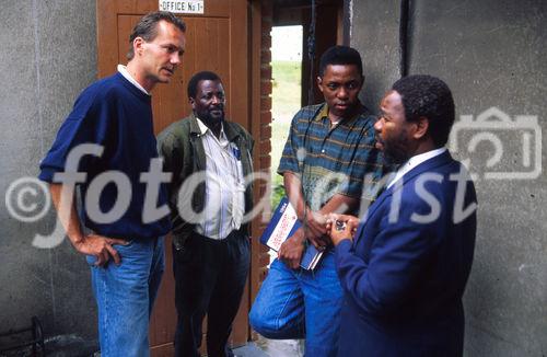IKRK-Delegierte im Einsatz im Südafrikanischen Bürgerkrieg zwischen ANC- und IFP-Mitglieder. ICRC-deleguee talking to victims of South Africas civil war