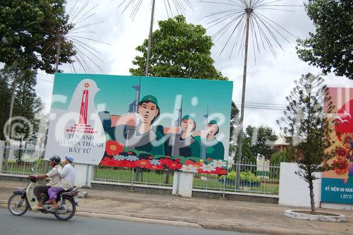Ein Plakat wirbt für die vietnamesische Armee. A poster is promoting the vietnemese army