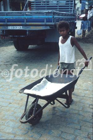Weitverbreitete Armut und Kinderarbeit: Brasilianischer Strassenjunge. brazilian street-boy, poverty, 