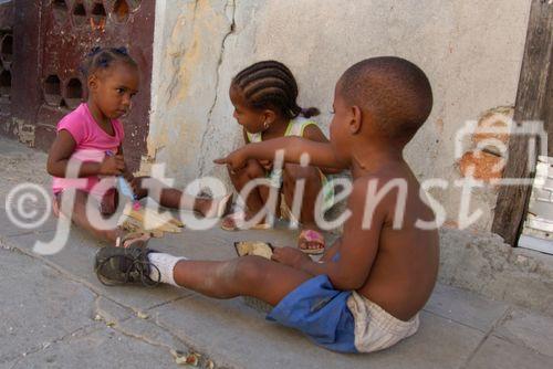 Young kids playing on the street in Vedadao, Havanna: Armut in Kuba/Havanna Renovation; Sozialismus; Diktatur; Fidel Castro; Zuckerinsel, Cuba, Havanna-City, restored colonial houses & monuments from the UNESCO, Repression, Polizeistaat, Unterdrückung, Kommunismus, Revolution