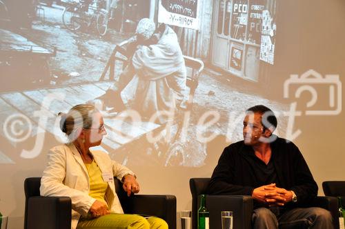 Blickpunkt Afghanistan: Journalismus in Krisengebieten: Podiumsdiskussion aus Politik/Recht und Medien/Kommunikation. Der Fotograf Zalmaï Ahad präsentiert seinen in Zusammenarbeit mit Reporter ohne Grenzen (Sektion Schweiz) entstandenen neuen Fotoband mit Bildern aus Afghanistan. Im Anschluss diskutieren, unter der Leitung von Roy Oppenheim, Ulrich Tilgner, Eric Gujer und Albert A. Stahel über die eingeschränkte Unabhängigkeit von Journalismus in Krisengebieten.Focus Press freedom in Afghanistan and conflict areas around the world: a plenum-discussion organised by „Reporter ohne Grenzen“, with war-photographer Zalmaï Ahad in Zürich at NZZ with Roy Oppenheim, Ulrich Tilgner, Eric Gujer und Albert A. Stahel about the difficult situation for war-reporters and photographers. 